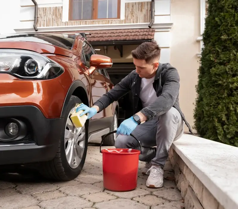 Lavage auto à domicile Saint-Poncy : professionnel intervenant sur un véhicule